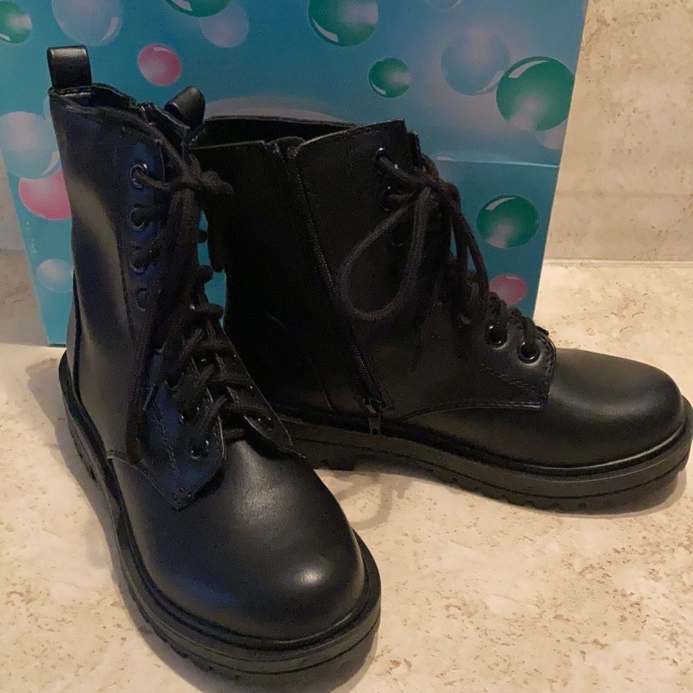 NWT Women’s combat style boots /ladies 8.5